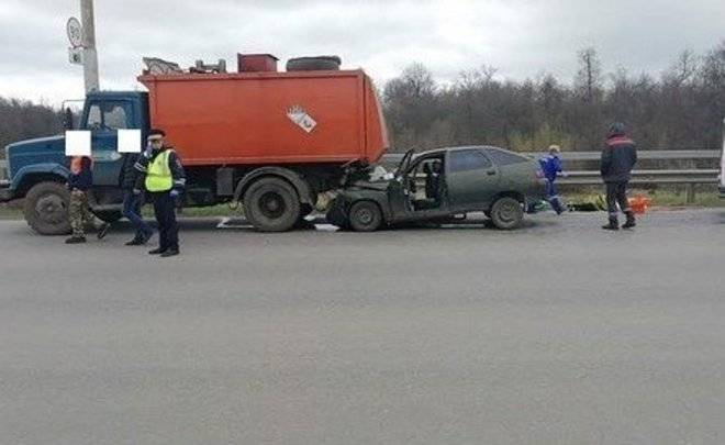 В Башкирии трое человек получили травмы, когда легковушка заехала под грузовик