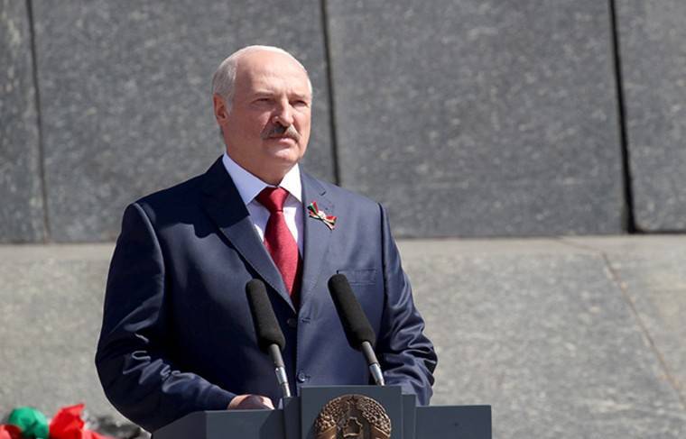Лукашенко объяснил, почему не может отменить парад в День Победы