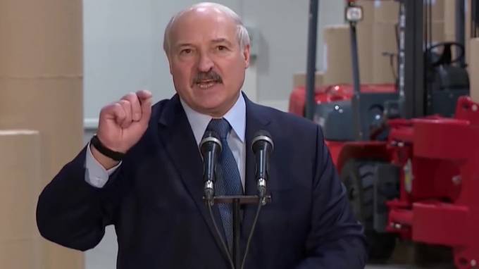 Лукашенко принял решение не отменять в Белоруссии парад на 9 мая