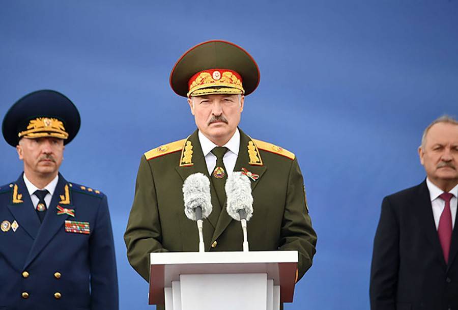 Лукашенко не будет отменять Парад Победы из-за коронавируса