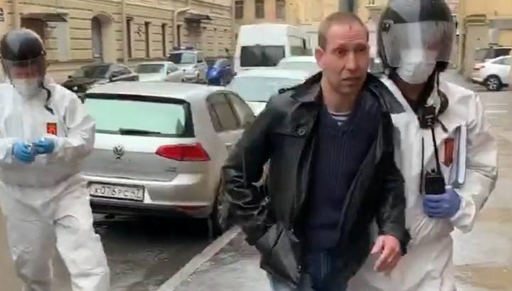 Напавший на петербургских врачей пьяный мужчина попал на видео