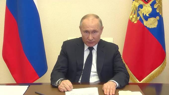 Песков считает, что Путину придется пожить в условиях ограничений