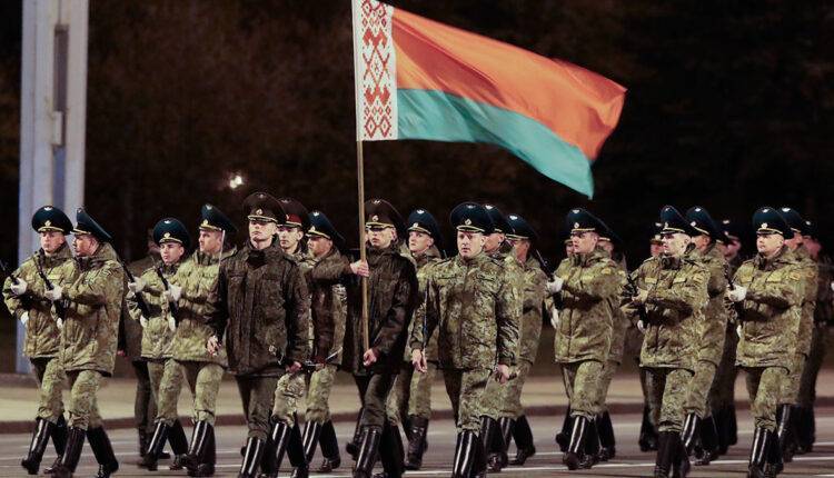 Лукашенко решил не отменять парад Победы на фоне пандемии