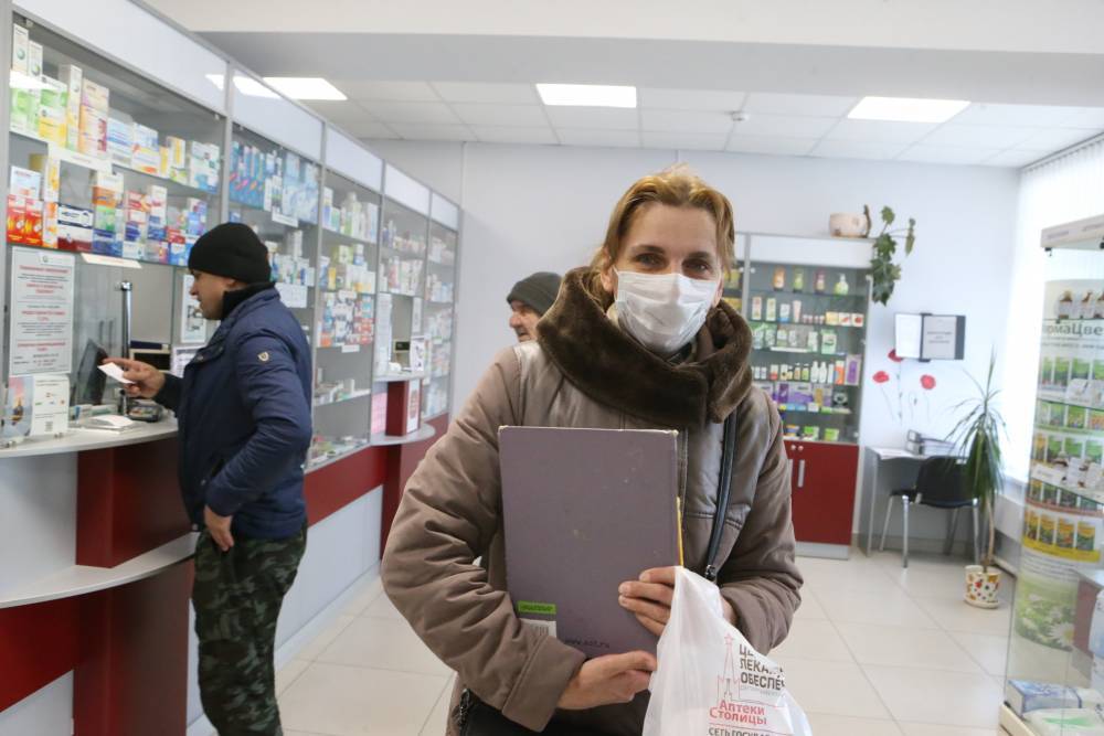 Мантуров заявил об отсутствии дефицита масок и антисептиков в аптеках