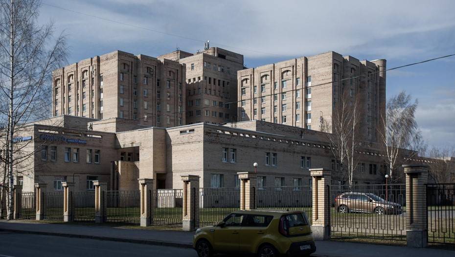В центре Вредена в Петербурге на карантине остаются свыше 200 медиков и пациентов