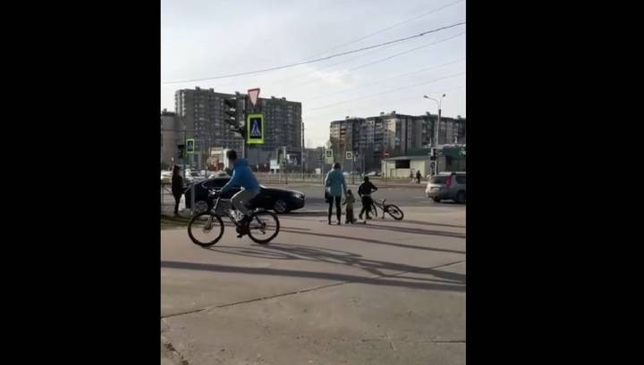 Водитель BMW устроил погоню за велосипедистом в Петербурге. Видео