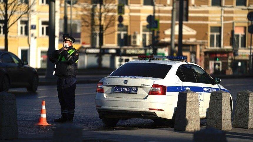 Видео: легковушка, испугавшись грузовика, влетела в парадную в Петербурге