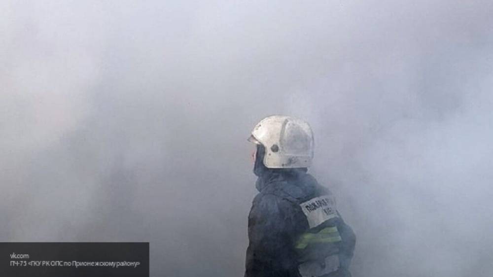 Очевидцы сняли на видео пожар в одной из квартир многоэтажного дома в Ростове