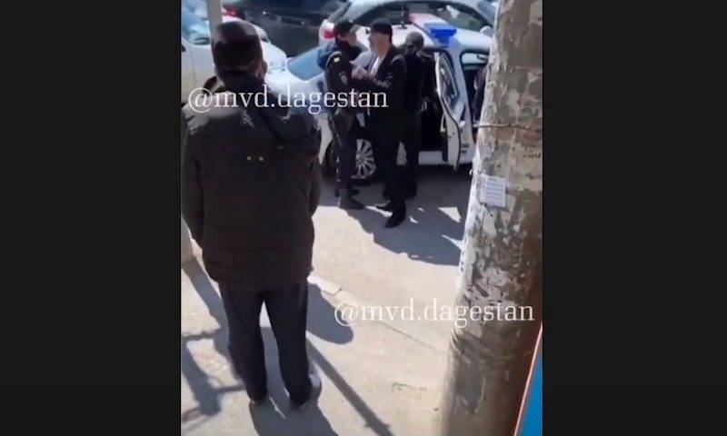 Житель Дагестана во время конфликта с полицейским показал ему свою любовь