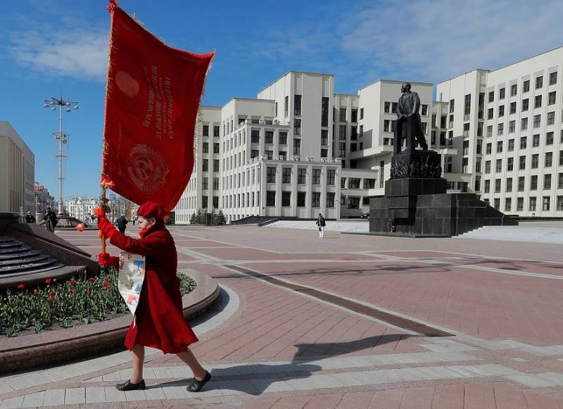 «Пир во время чумы»: Вирусологи бьют тревогу из-за парада Победы в Минске