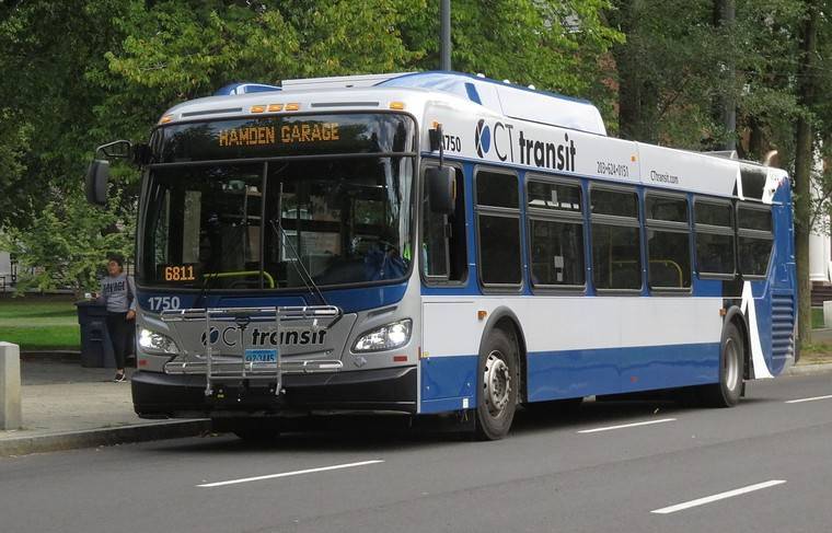 Голый американец напал на автобус в Коннектикуте