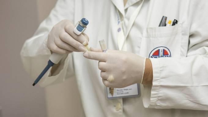 Замглавы НИИ Пастера рассказал о сложностях диагностики коронавируса