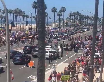 В Калифорнии протестующие требуют открыть местные пляжи