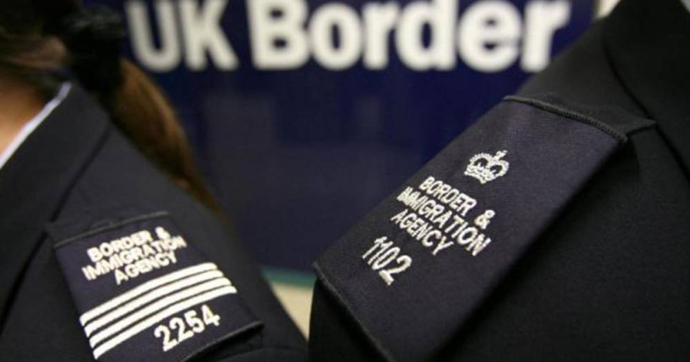 Власти Британии задержали почти 50 мигрантов у южного берега страны