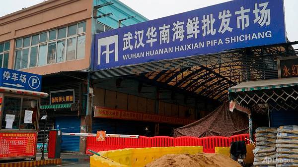 Китай опроверг версию о происхождении нового коронавируса на рынке Уханя