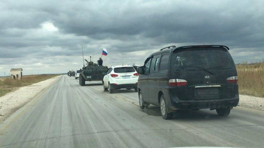 Российские вертолеты сопроводили колонну гражданских автомобилей в Сирии