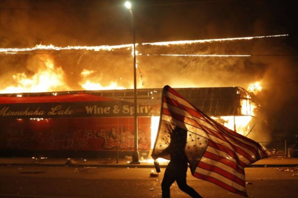 Джордж Флойд - Протесты в США: Активисты собирались под Белым домом, полицию забросали камнями - vkcyprus.com - США - Нью-Йорк - шт. Миннесота - шт. Джорджия - Миннеаполис - Протесты