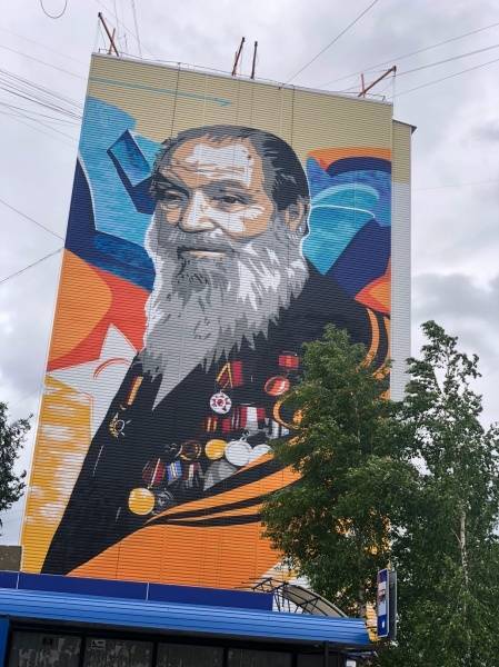 В Нижневартовске граффити на торце жилого дома увековечили память ветерана Великой Отечественной войны