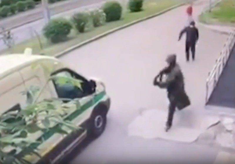 Момент нападения на инкассаторов Сбербанка в Красноярске попал на видео