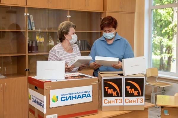 СинТЗ передал семи школам Каменска-Уральского планшеты в преддверии Дня защиты детей