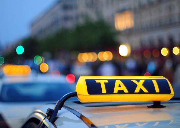 "Яндекс.Такси" наградил водителя, который спас девушку, похищенную насильниками