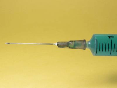 Добровольцами для испытания вакцины от коронавируса могут быть те, кто еще не переболел