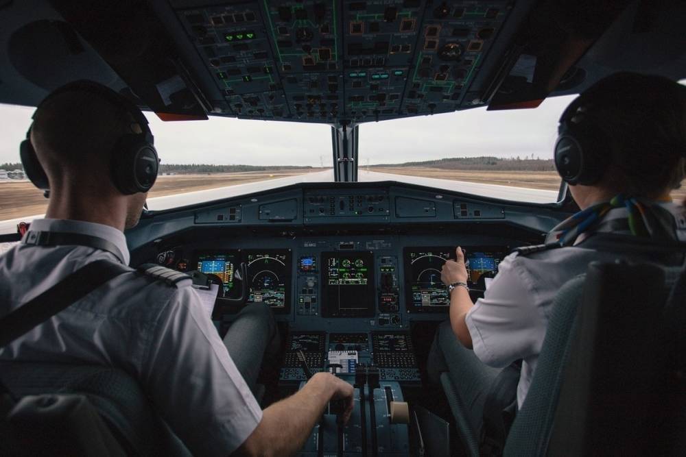 Летевший в Москву самолет развернули из-за коронавируса у пилота