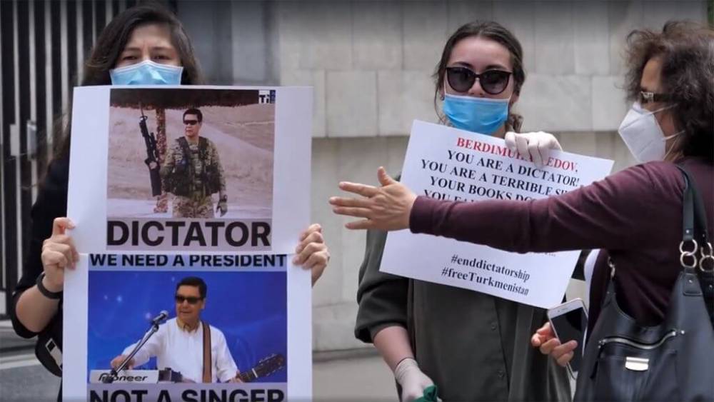 Граждане Туркменистана провели акцию протеста перед зданием ООН в Нью-Йорке (видео)