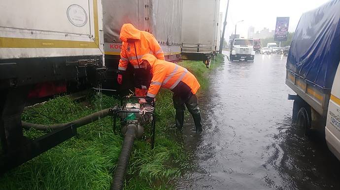 Ливень затопил Киев: на дорогах пробки, к вечеру дождь усилится