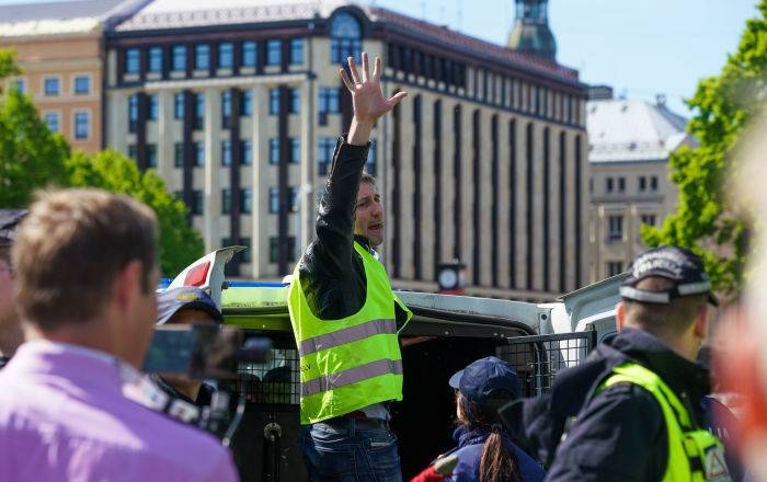 Активистов "Фронта народной власти" схватили и задержали у памятника Свободы в Риге