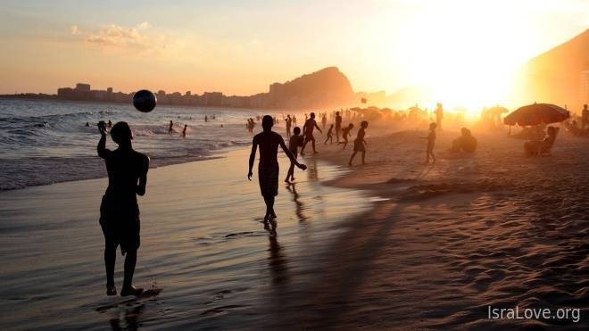 Израильтяне празднуют Шавуот - тысячи туристов на пляжах