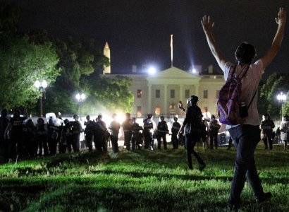 У Белого дома произошло столкновение между протестующими и Секретной службой