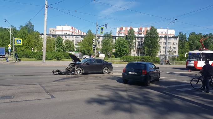 Два автомобиля столкнулись на перекрестке Ленсовета и Гагарина