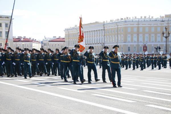 Военные начали тренироваться к параду Победы в Петербурге