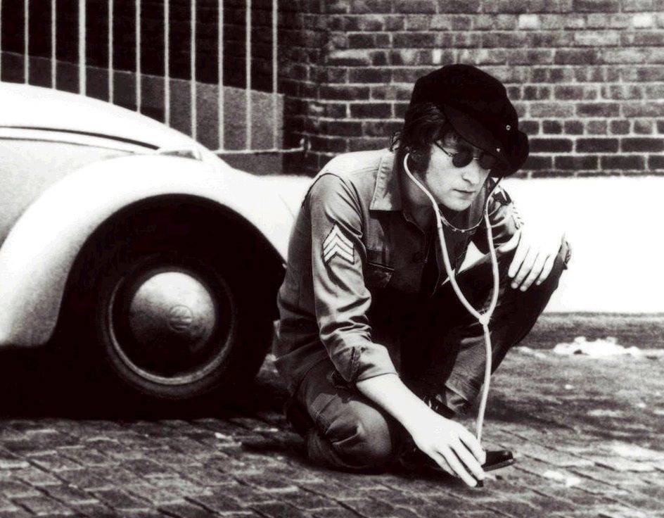 Редкие фото Джона Леннона со своим убийцей появились в Сети