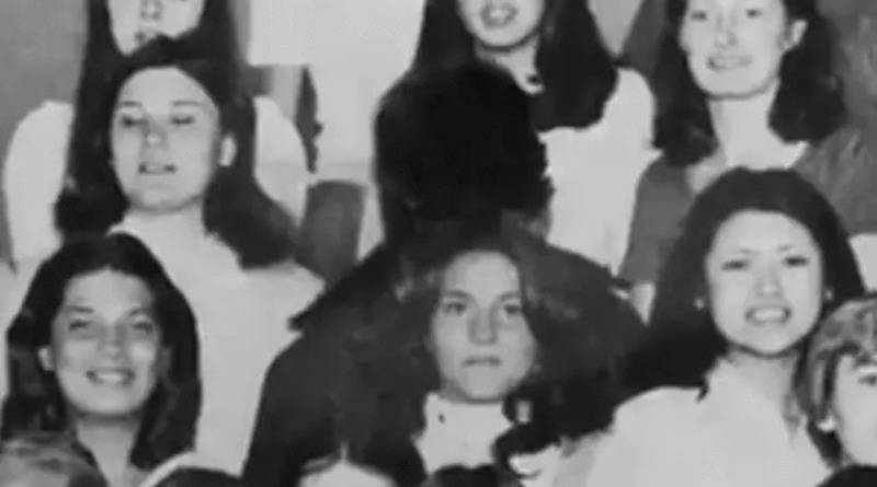 Без головы: одноклассник серийного убийцы Джеффри Дамера поделился пугающим школьным фото