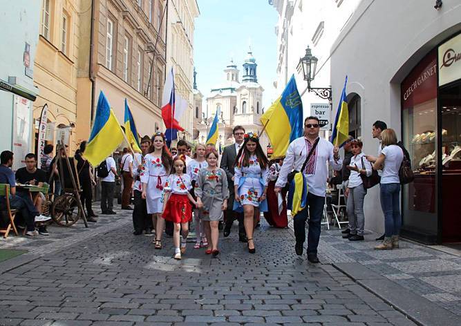 В центре Праги прошел украинский марш вышиванок: видео