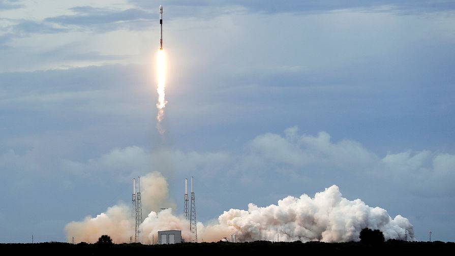 Первая ступень Falcon 9 успешно отделилась от стартовавшей к МКС ракете