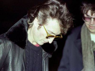 В Сети появились фото Джона Леннона и его убийцы за несколько часов до трагедии