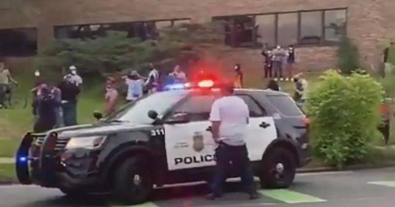 Полиция в Вашингтоне обстреляла протестующих перечными шариками