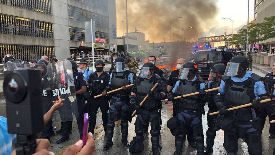 В Филадельфии из-за массовых беспорядков пострадали 13 полицейских