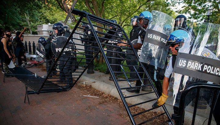 Полиция обстреливает протестующих в Вашингтоне "перечными шариками"