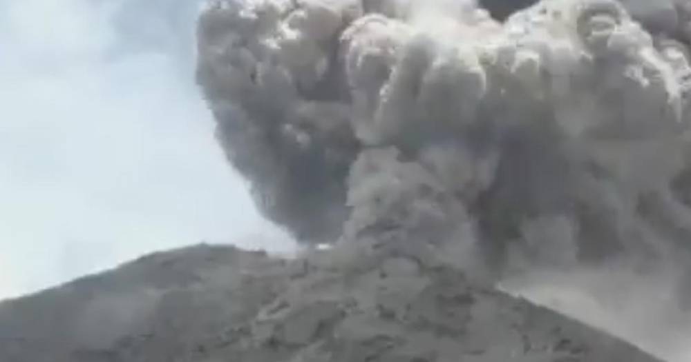 Столб пепла высотой 6 км поднялся над вулканом Ключевской на Камчатке