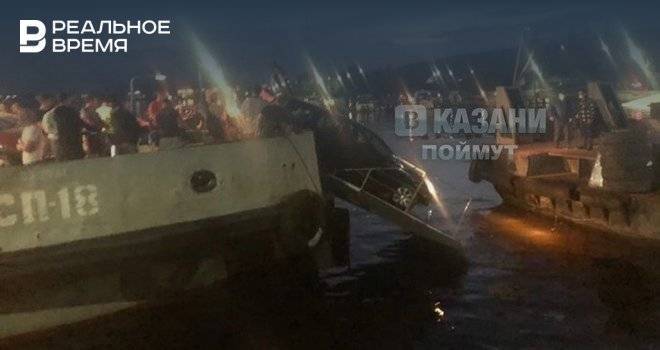 В Казани автомобиль чуть не скатился с парома в воду
