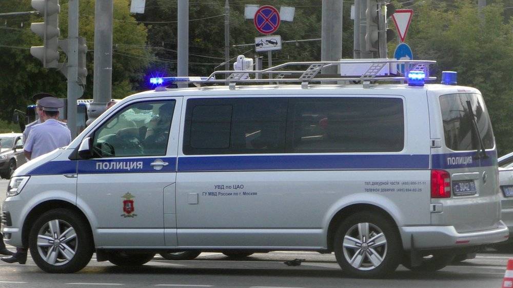 СМИ: Автомобиль врезался в столб в Новой Москве