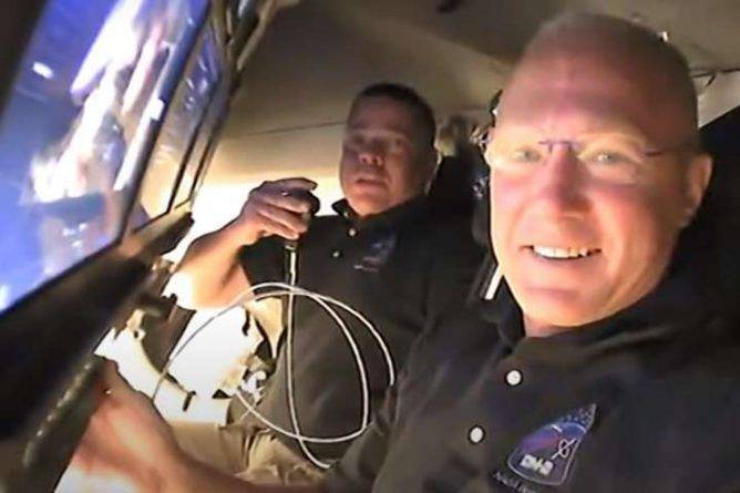 Экипаж Crew Dragon снял скафандры и гуляет космическим кораблем SpaceX - Cursorinfo: главные новости Израиля
