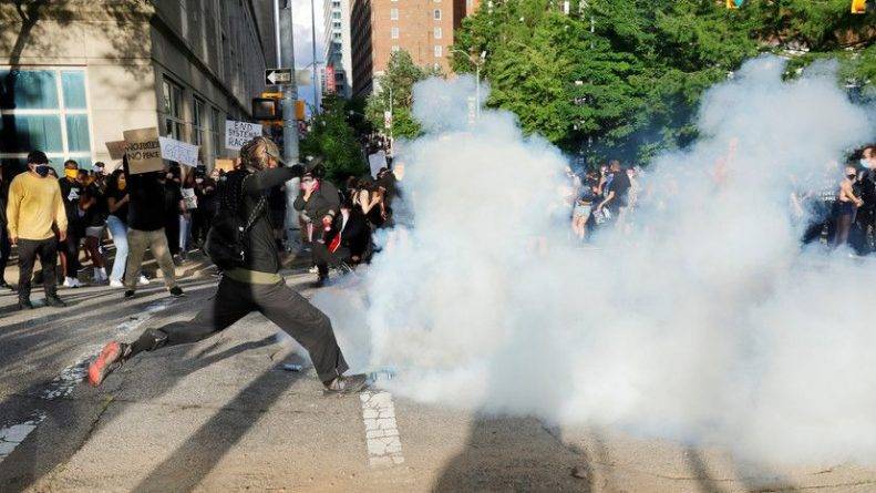 В Миннеаполисе полиция распылила слезоточивый газ на журналистов