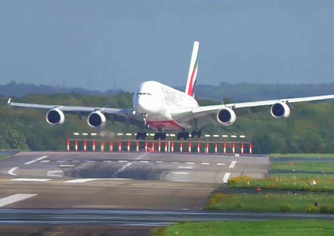 Видео: пассажирский A380 занесло при посадке в Германии