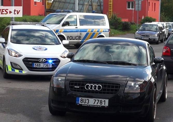 В Праге не желавшая платить штраф девушка наехала на полицейского