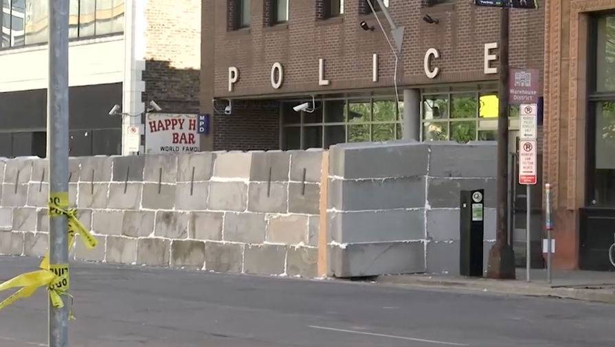 У полицейского участка в Миннеаполисе возвели бетонную стену